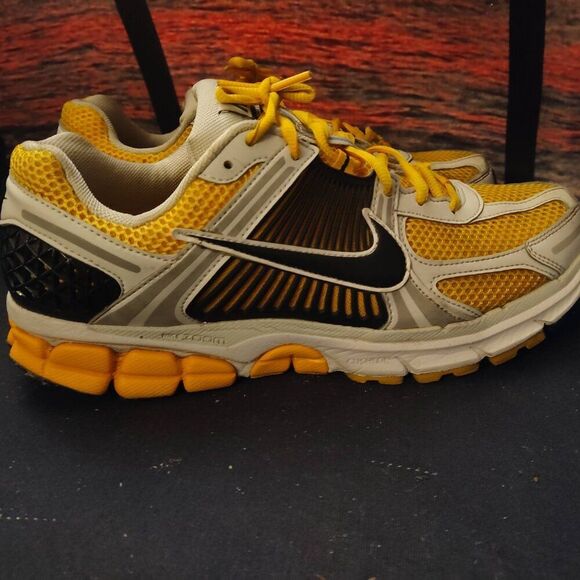 Nike Air Zoom Vomero 5 University Gold Mens Sneakers Size 9.5